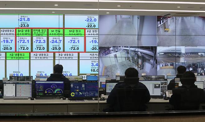 Staff at a storage facility in Pyeongtaek, Gyeonggi Province, inspect equipment for storing vaccines at a low temperature on Jan. 26. (Yonhap News)