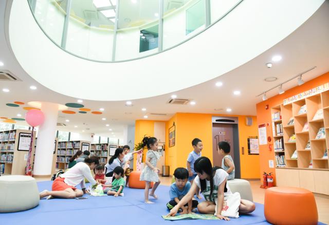 서울 중랑구 망우동 '중랑숲어린이도서관'에서 아이들이 부모와 함께 책을 읽고 있다. 중랑구청 제공