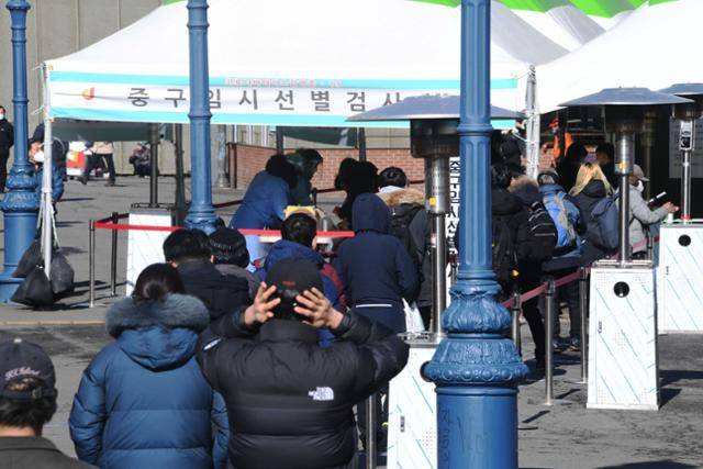 서울역광장에 있는 노숙인시설 '서울역 희망지원센터'와 '서울역 응급대피소'에서 발생한 코로나19 집단감염이 확산하고 있는 가운데 29일 오후 서울역광장에 설치된 임시선별진료소에서 노숙인 시설 이용자를 비롯한 시민들검사를 받기 위해 즐을 서 있다. 고영권 기자