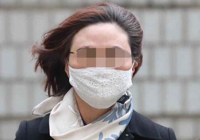 자녀 입시비리와 사모펀드 투자 의혹 등 혐의로 재판에 넘겨진 조국 전 법무부 장관의 아내 정경심 동양대 교수가 지난달 23일 오후 서울 서초구 서울중앙지법에서 열리는 1심 선고공판에 출석하고 있다. 연합뉴스