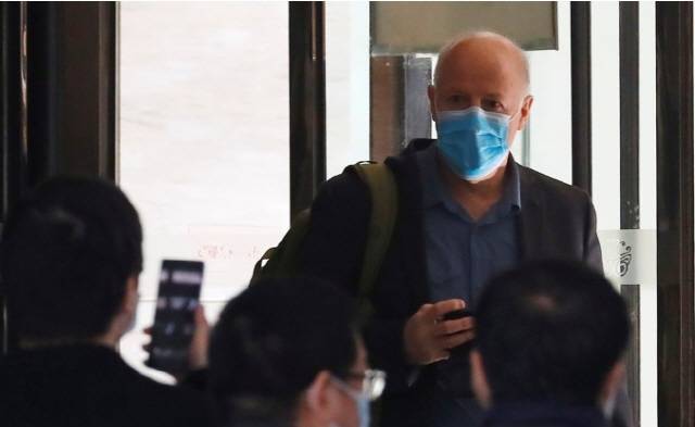 WHO 조사팀의 피터 다스작이 28일 우한의 격리 호텔을 떠나고 있다./사진=연합뉴스