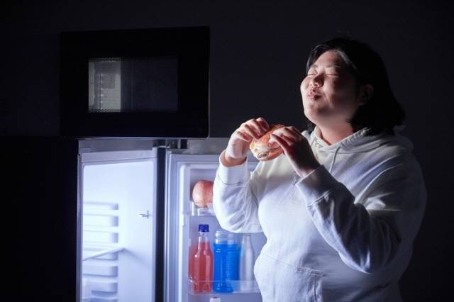 야식을 먹으면 다음날 몸이 피곤해지기 쉽다./사진=게티이미지뱅크