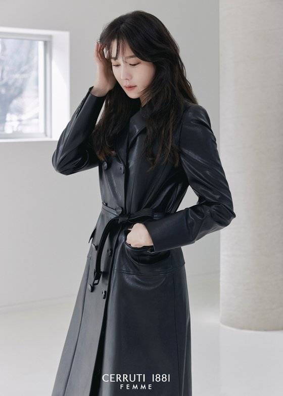 Actor Lee Ji-ah was selected as the domestic Muse of France suit brand CERRUTI1881 FEMME (Serouti 1881 femme).Lee Ji-ah, who showed luxurious and elegant fashion through the recent SBS drama Pent House, has been active as a Muse of Seruti 1881 femme since the 21SS season.Lee Ji-ah, who decorated the picture with a formal yet intelligent mood black suit and a neutral-toned jacket, showed classic suit dressing with an elegance temperance and showed the aspect of the newly emerging womens Wannabe fashion icon.In the ensuing picture, we proposed a one-piece and trench coat coordination with a minimalist design and a matte and simple leather material, and completed Lee Ji-ahs sensual look.