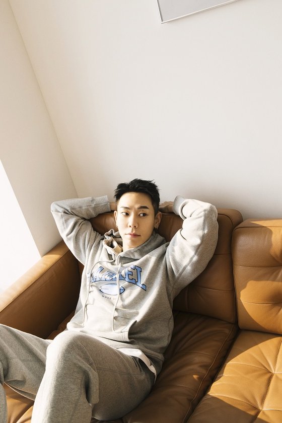 A one-mileware look pictorial by Rapper Loco has been released.The sports brand Barrel released a picture with Loco, which leads various youth cultures, on the 29th.Loco showcased comfortable, stylish casual styling by matching a pair of man-to-man and Hoodier Jogger pants together.Meanwhile, Loco will appear on Mnet High Rapper 4 scheduled to air earlier this year.