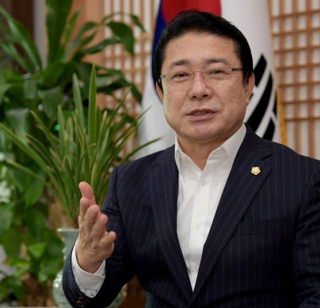 구본선 논산시의장이 신년 의회운영 계획을 설명하고 있다.[사진=논산시의회]