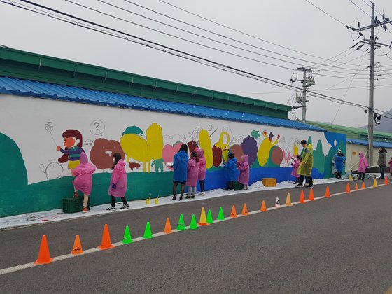 충북 옥천군 안내초교 아이들이 마을에 벽화를 그리고 있다. [사진 안내초]
