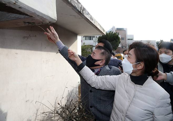 서울시장 보궐선거 국민의힘 예비후보인 나경원 전 자유한국당(현 국민의힘) 의원이 지난 27일 오후 서울 강남구 대치동 은마아파트를 찾아 은마아파트 관계자로부터 설명을 듣고 있다. 국회사진기자단