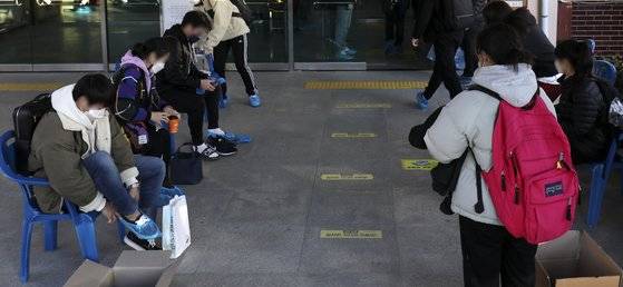 중등교사 임용시험이 실시된 지난해 11월 21일 수험생들이 울산 한 중학교에 마련된 고사장에 들어가기 전 비닐봉투로 신발을 감싸고 있다. 본 기사와는 관련 없음. 뉴스1