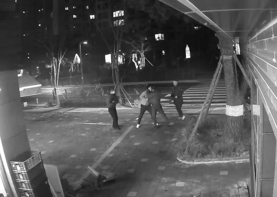 경기도 김포의 한 아파트에서 입주민A씨가 경비원을 폭행했다. A씨는 상해 등 혐의로 구속됐다. CCTV 영상 캡처