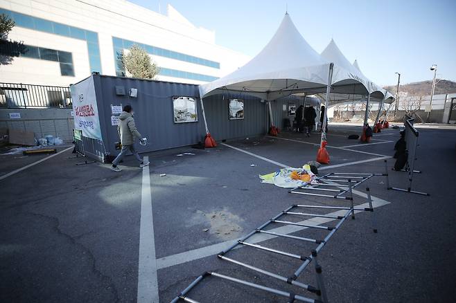 29일 오전 서울 한남공영주차장 인근에 마련된 임시선별진료소가 강풍으로 인한 시설물 보수를 위해 하루 운영이 중단돼 한산한 모습을 보이고 있다. 연합뉴스