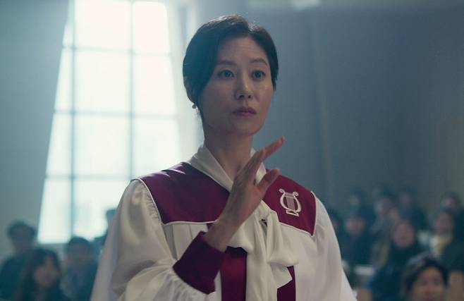 ‘완벽한 척하는 가식덩어리’ 27일 개봉한 영화 <세자매>에서 둘째 미연을 소개하는 표현이다. 그의 삶은 흠결 하나 없이 완벽해 보인다. 미연은 잘나가는 교수 남편을 둔 두 아이의 엄마다. 교회에서는 집사이자 성가대 지휘자를 맡고 있다. 이승원 감독은 영화 속 인물들의 모습에 대해 “결국 모든 걸 관통하는 한 가지는 정작 자신은 그 안에 감추려고 하는 것”이라고 말했는데, 미연은 그 설명에 딱 부합하는 인물이다. 리틀빅픽쳐스 제공