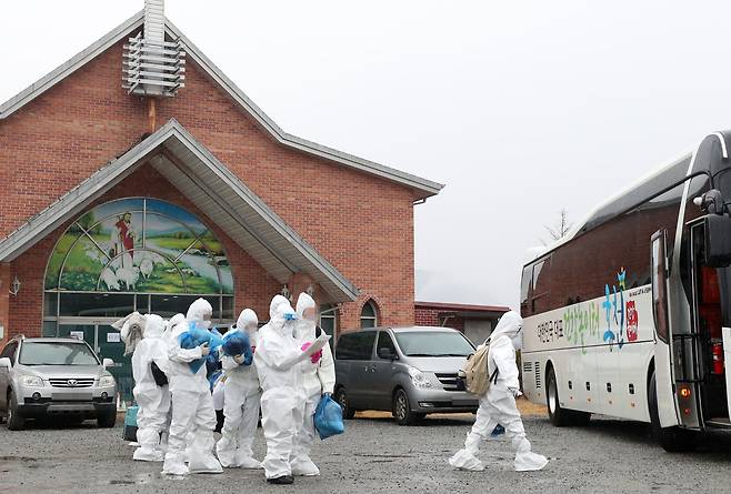 Members of an unauthorized school run by local Christian missionary society International Mission leave a church on Tuesday. (Yonhap)