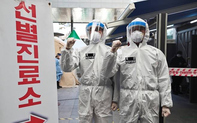 코로나19 확진자 증가세가 지속되고 있는 14일 오후 서울 용산보건소 선별진료소에서 우수근무자로 선별된 육군 특전사 간부들이 역학조사 지원 임무 수행에 앞서 파이팅을 외치고 있다. 사진=사진공동취재단