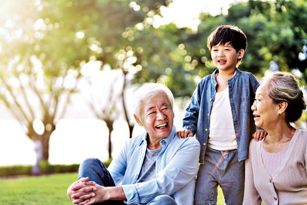 세대를 초월한 우정은 노인과 젊은이 서로의 삶을 풍요롭게 해준다. 게티이미지