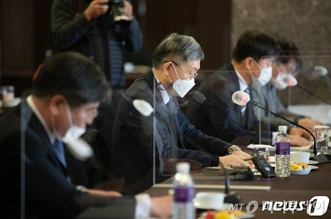 (서울=뉴스1) 이재명 기자 = 조흥식 국민연금기금운용위원회 부위원장(한국보건사회연구원장)이 29일 오후 서울 중구 플라자호텔에서 열린 제1차 국민연금기금운용위원회에 참석해 있다. 2021.1.29/뉴스1