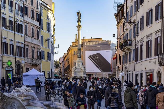 이탈리아 로마 스페인 광장(Piazza di Spagna)에 설치된 '갤럭시 S21' 옥외 광고 모습 /사진=삼성전자