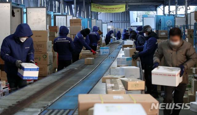 택배 노조는 29일 오전 잠정 합의안 추인 결과에 따라 파업 철회 여부를 결정한다. 이날 서울 시내의 한 물류센터에서 택배 노동자들이 분류작업을 하는 모습. /사진=뉴시스