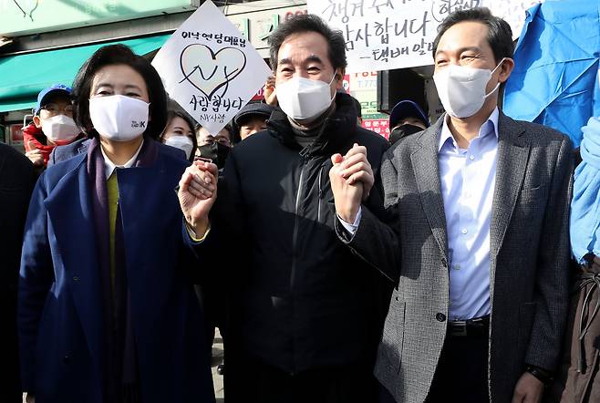 이낙연 더불어민주당 대표(가운데)가 지난 23일 오전 서울 중구 남대문시장에서 서울시장 보궐선거 경선에 나서는 우상호 의원(오른쪽), 박영선 전 중소벤처기업부 장관과 함께 기념촬영을 하고 있다. [연합]