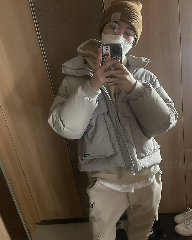 Singer Kim Jae-hwan flaunts hip Dely fashionKim Jae-hwan posted a picture on his instagram on January 29 with the phrase Start of Tomorrow.In the photo, Kim Jae-hwan is taking a mirror selfie wearing Binnie and glasses; Kim Jae-hwan thrilled fans with her cute routine.
