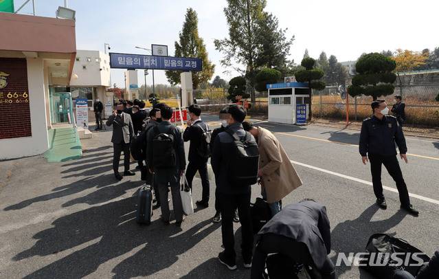 [서울=뉴시스]사진공동취재단 = 종교나 비폭력·평화주의 신념 등에 따른 병역거부자들을 위한 대체복무제가 처음 시행된 26일 오후 대전교도소 내 대체복무 교육센터에서 양심적 병역거부자 63명의 입교식이 열린 가운데 입교생이 입교식장으로 이동하고 있다. 2020.10.26. photo@newsis.com