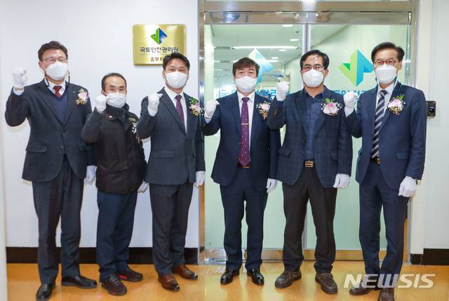 [청주=뉴시스]천영준 기자 = 국토안전관리원 중부지사 개소식이 29일 열린 가운데 박영수 원장(왼쪽 네 번째)과 직원들이 기념촬영을 하고 있다. (사진=국토안전관리원 제공) 2020.01.29. photo@newsis.com