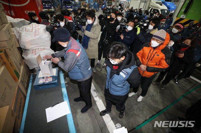 [서울=뉴시스]김선웅 기자 = 총파업 직전 노사 간 잠정 합의를 한 택배노조가 29일 오전 서울 송파구 서울복합물류센터에서 파업 여부를 결정할 투표를 진행하고 있다. 2021.01.29. mangusta@newsis.com