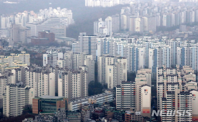 [서울=뉴시스]박주성 기자 = 21일 오후 서울 영등포구 63아트에서 서울 시내 아파트가 보이고 있다. 2021.01.21. park7691@newsis.com