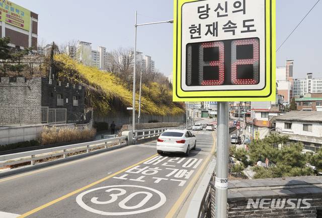 [서울=뉴시스]최진석 기자 =  '민식이법'으로 불리는 '도로교통법 일부개정법률안(도로교통법 개정안)'과 '특정범죄 가중처벌 등에 관한 법률 일부개정법률안(특가법 개정안)'이 시행일인 25일 서울 성북구 한 어린이 보호구역에서 차량이 규정 속도를 초과해 운행하고 있다. 특가법 개정안(제5조13, 어린이 보호구역에서 어린이 치사상의 가중처벌)은 '운전자 부주의(규정 속도 시속 30㎞를 초과하거나 전방 주시 등 안전운전 의무 소홀)'로 스쿨존에서 만 13세 미만 어린이가 사망하거나 상해를 당할 경우 적용된다. 2020.03.25.myjs@newsis.com