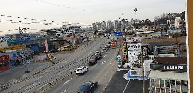 교통체증 빚는 단재로.  청주시 제공