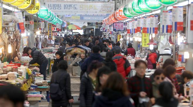 설 앞두고 북적이는 전통시장. 연합뉴스
