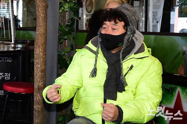 가수 강원래가 지난 20일 안철수 국민의당 대표가 서울 용산구 이태원 일대를 방문해 마련한 지역 상인 간담회에 참여해 발언하는 모습. 윤창원 기자