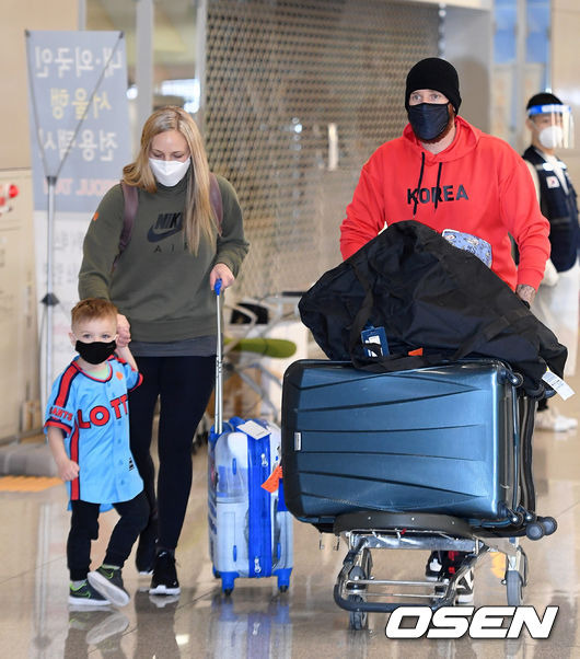 [OSEN=인천공항, 이대선 기자] 롯데 외국인 투수 댄 스트레일리와 가족들. /sunday@osen.co.kr