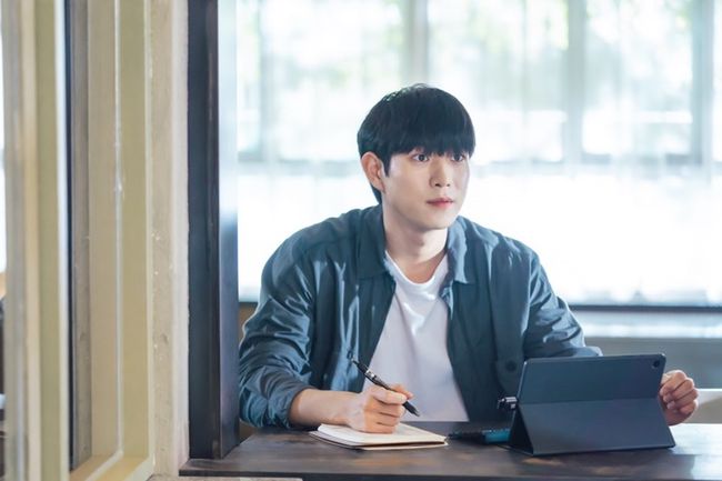 Theres Kim Young-Dae in the good Spin-off!How did you find Haru Oh Nam-ju, Penthouse Joo Seok-hoon, Wind blood dies Suho.There is a Kim Young-Dae in the good spin-off.Kim Young-Dae, who has been attracting attention not only for 1020 but also for the elderly, is walking the rookie beyond rookie.Kim Young-dae played Hot Summer Days as Cha Suho in the KBS2 drama Wind Flying to Die (playplayplayed by Lee Sung-min and directed by Kim Hyung-seok) which ended on the 28th.The comic mystery thriller of Han Woo-sung (Ko Jun), a divorce lawyer who wrote a memorandum of crime novelist Kang Yeo-ju (Jo Yeo-jung) and Wind Fly Dead, who think only about how to kill people.Kim Young-dae played Hot Summer Days as the NIS ace Suho, which has a patriotic patriotism in the play.Cha Suho appeared as a handsome young man and patriotic gifted person who works at a convenience store around Yeojus house. In fact, he joined the army earlier than others and was recruited to the special unit by the recommendation of the commander who was interested in his patriotism.Kim Young-Dae has made his own unique affectionate image more and completed the Suho Character, which is a completely irreconcilable and charming car with Suho, a casual and blunt car but a friendly man only for Yeoju.Kim Young-Dae, who has unleashed an unfavorable charm, has done a lot of name value by completely digesting a different character from How I Found Haru and Penthouse.Kim Young-dae, who has recently become the hottest actor and the morning star actor and has received the expectation of many viewers, said, It is too much for you.I have had a lot of difficulties due to Corona 19, but I am glad to shoot safely until the end. Kim Young-Dae met in a written interview.▲ Wind blood dies Suho, troubles in speech and behaviorKim Young-dae was divided into the NIS secret agent Suho in Wind blood dies. The difference between the characters she had played so far was a lot of preparation.Kim Young-dae said, Cha Suho, a character who has to have a professional aspect as an NIS agent, seems to have been a person in many ways.I was troubled by the tone and behavior, and I had to be calm and calm in any situation because I was an elite agent who had been through many experiences.I had to have enough room for co-work, so I studied these parts. Kim Young-dae, who succeeded in transforming into Suho, said, I had a meeting with PD about 10 times before entering Wind blood dies.I thought I had a lot to pull out of the character part, and I tried to make it with as much communication and worry as possible.Kim Young-Dae was also the key to the character of co-workers and co-workers who worked together in acting.There were some parts that followed naturally in line with the seniors at the scene, and there was a part that was just followed by being so caring and leading.Thanks to you, it was possible.In particular, Kim Young-Dae said, There were many parts that could grow actingly as I co-worked with my seniors.In the acting of exchanging and exchanging, he also induced a natural reaction, and the dramatic co-work was also able to move steadily to the lead of the seniors.I think the atmosphere was also good to be with good people. Is there Kim Young-Dae in the good Spin-off? My charm is on the way.From How I Found Haru to Penthouse to Wind Blood Dies. Theres Kim Young-Dae in the good Spin-off.Kim Young-Dae said, It is a step to work harder. I do not know the popularity.Im not sure yet because I havent been out in Corona, and Im still in the middle of a situation.Kim Young-Dae said, Im looking for (my) charm. Ive been acting and Ive come to see a lot of new things about myself.There are many interesting parts of it, and I think youre attractive to them, he said.Kim Young-Dae said, I think the reason why I can be loved by the public is a good character.I also think you love her because it can be seen that she is trying to interpret and express the character as best she can.In particular, Kim Young-Dae said, If Kim Young-Dae is the advantage of Actor, it seems difficult to say that it is the biggest advantage yet.I think that the reason why I can be loved by the public is a good character, even though I have to make the charms that I have as a newcomer and make it an advantage.I think you love her because you can see the effort to interpret and express the character as best you can. ▲ Penthouse Joo Seok-hoon, keyword change Kim Young-Dae, who has finished Wind Flying and Dies, will continue his performance to Penthouse 2.Kim Young-Dae said, There will be more subjective changes than season 1.In Season 1, if you were in a hurry to keep Seok Kyung-yi, you will meet with Ronna, and you will make a distinction between good and evil, and the confrontation with your fathers main status will change more subjectively. Kim Young-Dae added, I act more independently in cases of absurd events and the death of my mother, and I think it would be good to focus on the keyword change.Kim Young-Dae, who is having a hot 2020.I am most satisfied with the shooting of Penthouse, Wind blood dies and Undercover, he said. I was sorry for too much.There are too many things to say that I was most sorry for.But there are many moments when I feel like I could have done better when I look back, so I think I am constantly greedy for my future moves. Kim Young-Dae said, I want to try bright youth that matches my character in reality, and I want to challenge historical drama.It is an activity plan to show a gradual improvement as a variety of spin-offs and characters.I want to continue to grow through a spin-off, he added.