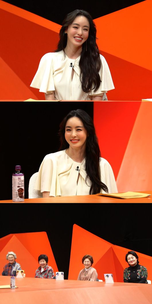 Actor Lee Da-hee appears on SBS My Little Old Boy to give a lovely charm hidden behind the Cha Do-nyeo visual.When Lee Da-hee appeared in the recording studio recently, the Vengers praised the huck sound of the real thing, saying, It is like a goddess, It is really beautiful, There is no place where eyes, nose, mouth are not beautiful.In particular, Lee Da-hee made the Mothers impressed with the spooky and fleshy aspect of Kim Jong Kook Mothers collar.When the talk began, Lee Da-hee revealed his unique character of a housekeeper and revealed his own special morning routine.The mothers said that they did not hesitate to praise the storm, saying, I want to be my daughter and It is the best ever.In addition, Lee Da-hee showed excellent Exercise nerves during the recording and made everyone surprised.However, Lee Da-hee, who seems so perfect, has also been revealed to have an unexpected The Complex, and everyones attention has been focused on what Lee Da-hees The Complex is.Lee Da-hee, the Pretty Little Little Boy, and Chemi, the strongest of the Bengers, will be available on SBSs My Little Old Boy at 9:05 pm on Sunday, the 31st.SBS