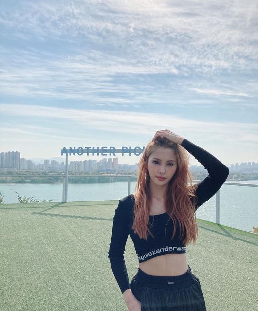 Park Gyuri, from the group KARA, showed off her gorgeous beauty from Idol.Park Gyuri posted a picture on his Instagram on the 29th with an article entitled The day I took a choreography video of Junseok.In the public photos, there is a picture of Park Gyuri posing in the background of the cool Han River scenery.Wearing black croppies and training pants, he got a hot response from fans with an Idol feeling reminiscent of his KARA days.Meanwhile, Park Gyuri recently participated in the choreography video of Paris in the Rain by the late prince Park Joon-seok.park gyuri Instagram