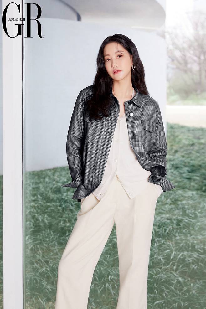 A picture of Actor Oh Yeon-seos colorful spring look has been released.France luxury brand Georges Rech released a 2021 SS pictorial with Muse Oh Yeon-seo on the 29th.Georges Lesh, who introduced a new Spring product, completed a more comfortable and practical collection with the existing luxury James Taylor detail.Oh Yeon-seo in the picture boasts a variety of stylings, such as matching the jacket that can not be missed when springing with denim and wide pants to create a sophisticated daily look, and to announce the start of a new season with products with bright color.Here, Oh Yeon-seos mysterious yet elegant visuals and natural poses were added to create a more perfect picture.Georges Lesh will showcase womens styling, which can stand out anytime and anywhere, with its expertise in well-made James Taylor this season, as well as its concise design and excellent quality.On the other hand, Georges Resh SS new products worn by Oh Yeon-seo can be found at Lotte Ai Mall.