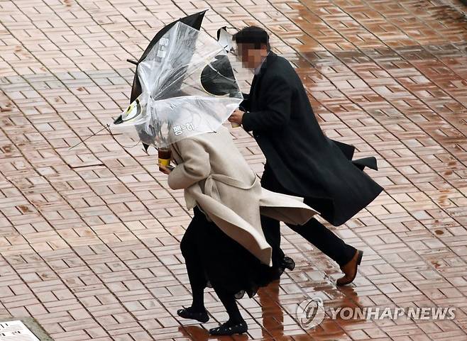 강풍에 우산 꺾이고 마스크는 벗겨지고 (광주=연합뉴스) 조남수 기자 = 28일 오후 광주 서구 치평동에서 비를 동반한 강풍에 시민들의 손에 든 우산이 휘어지고 얼굴에 쓴 마스크가 벗겨지고 있다. 2021.1.28 iso64@yna.co.kr