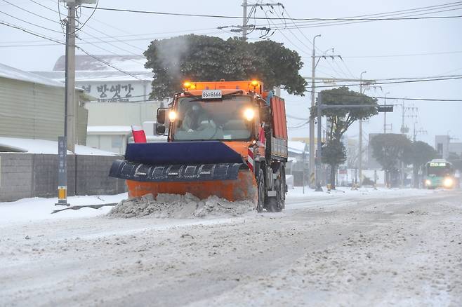 제주 시내에서 제설 중인 유니목 UGE [연합뉴스 자료사진]