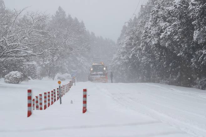 제주 산간 도로에서 제설 중인 유니목 UGE [연합뉴스 자료사진]