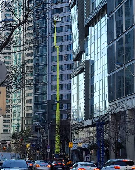 굴절사다리차로 고드름 제거 작업 [부산소방재난본부 제공. 재판매 및 DB 금지]