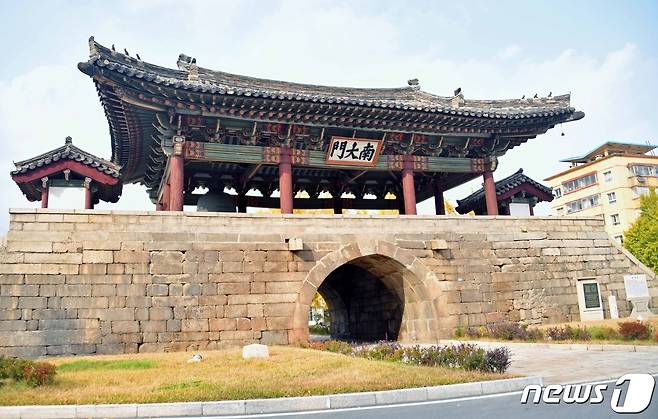 내성의 정남문인 남대문 정면 모습. 현판은 조선전기의 명필인 석봉 한호(韓濩)의 글씨로 알려져 있다. (미디어한국학 제공) 2021.01.30.© 뉴스1