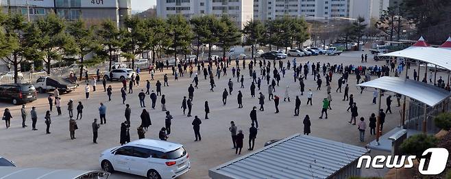 경북 포항시가 신종코로나바이러스 감염증(코로나19) 지역 연쇄감염을 차단하기 위해 발령한 '코로나19진단 검사 행정명령' 이틀째인 27일 북구 유성여고 운동장에 마련된 기동선별진료소에서 검사를 받기 위해 나온 시민들이 줄을 서서 기다리고 있다. 사진은 기사와 직접적 관련 없음.  2021.1.27/뉴스1 © News1 최창호 기자