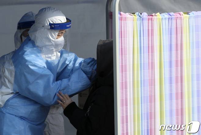 18일 오전 울산시 북구 화봉공원에 마련된 임시 선별진료소에서 신종 코로나바이러스 감염증(코로나19) 무증상 감염자 조기 발견과 지역 확산 방지를 위해 북구 보육시설 종사자들에 대한 선제적 PCR검사가 이뤄지고 있다. 2021.1.18/뉴스1 © News1 윤일지 기자