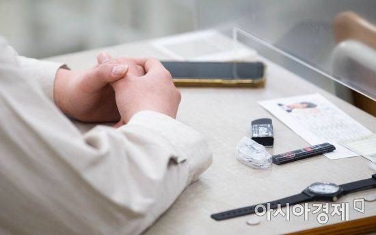 2021학년도 대학수학능력시험이 열린 3일 오전 서울 용산구 용산고등학교에서 수험생들이 시험준비를 하고 있다. /사진공동취재단