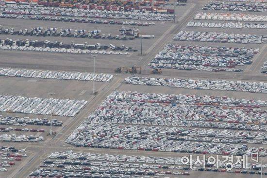민족 최대 명절인 '추석'을 이틀 앞둔 11일 경기 평택항에서 수출 차량이 선적을 기다리고 있다. (항공촬영 협조 : 서울지방경찰청 항공대 이용길 경감, 경기북부지방경찰청 박형식 경위)/강진형 기자aymsdream@