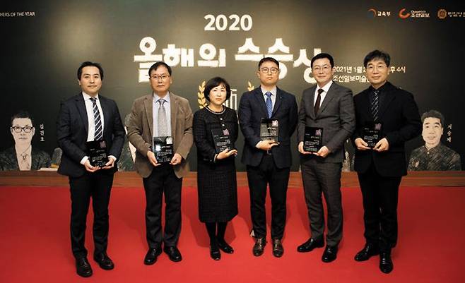 29일 서울 중구 조선일보미술관에서 열린 ‘2020 올해의 스승상’ 수상자들이다. 왼쪽부터 오영기(50·경기 부천대명초), 성점용(63·광주공고), 장경희(54·포항명도학교), 김한수(44·대구 능인중), 김건호(40·대구왕선초), 서승제(58·충남 대천여중) 교사. /고운호 기자
