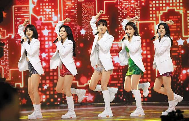 28일 방송된 TV조선 ‘미스트롯2’에서 ‘뽕가네’ 팀이 열정적 무대를 선보이는 모습. /TV조선