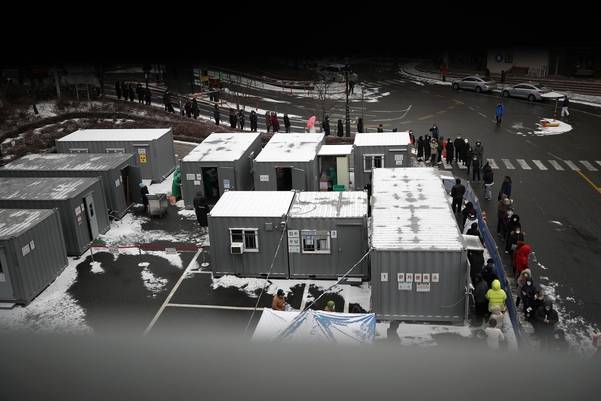 30일 오전 신종 코로나바이러스 감염증(코로나19) 확진자가 나온 서울 한양대병원 선별진료소가 검사 대기자들로 붐비고 있다./연합뉴스