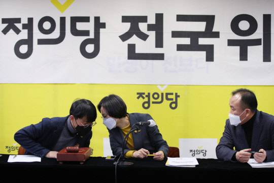 정의당 전국위원회에 앞서 



정의당 강은미 원내대표가 30일 오후 서울 정의당에서 온라인 방식로 열린 정의당 전국위원회에 앞서 권태훈 사무총장과 대화하고 있다. 연합