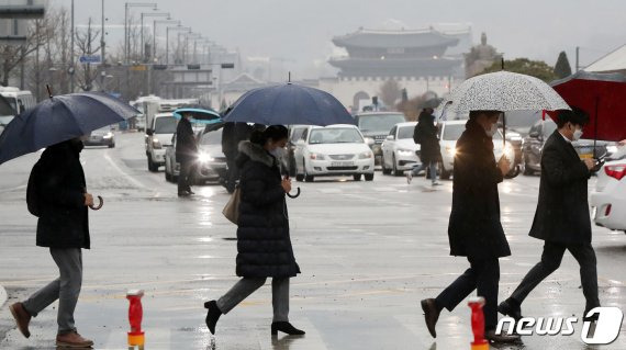 전국이 대체로 흐리고 곳곳에 비가 내린 26일 오전 서울 종로구 광화문 네거리에서 우산을 쓴 시민들이 출근길 발걸음을 재촉하고 있다. 기상청은 북쪽을 지나는 기압골의 영향을 받아 서울과 경기 북부 일대에 비가 내릴 것으로 예보했다. 2021.1.26/뉴스1 © News1 민경석 기자 /사진=뉴스1